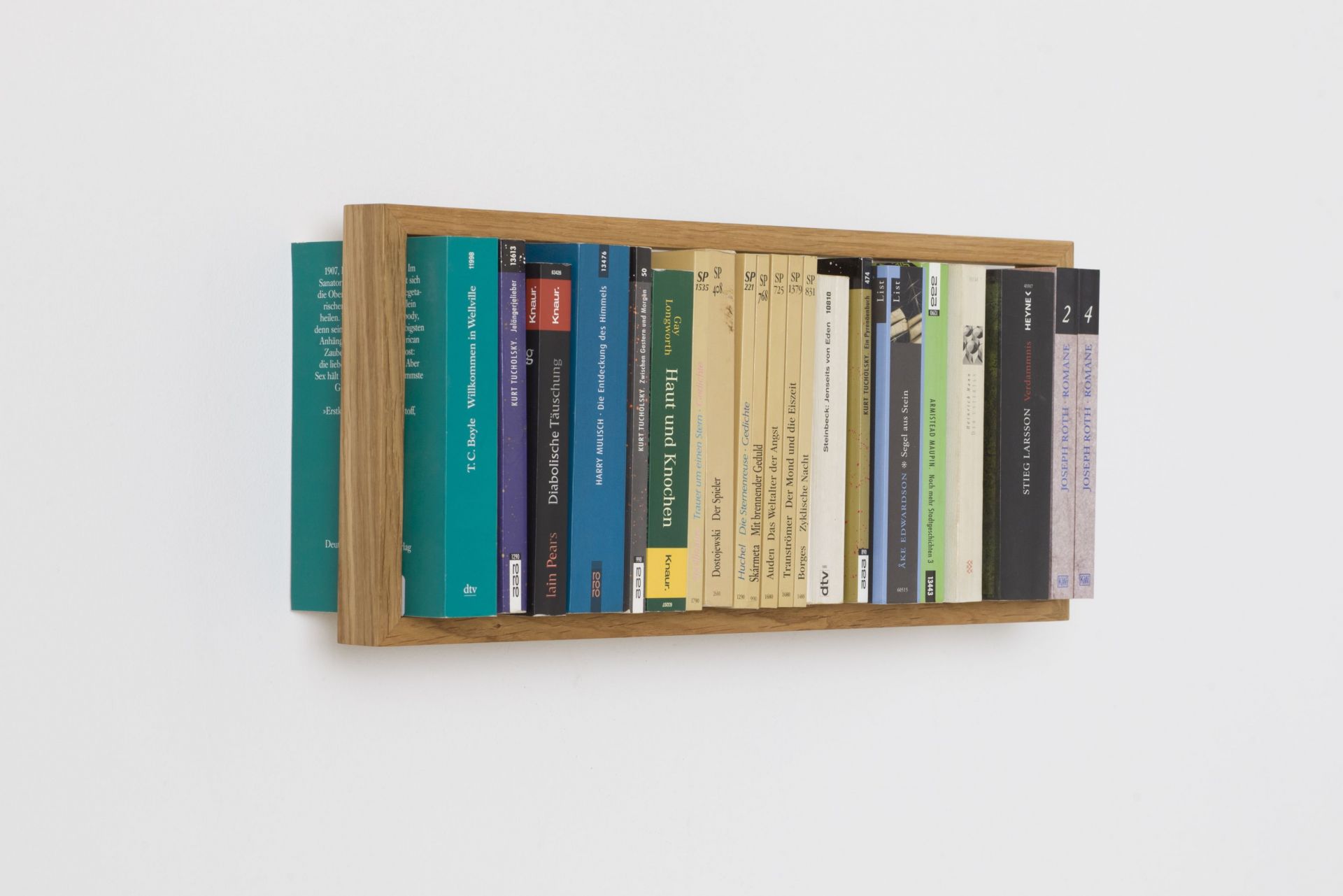 Wandregal aus Eiche, kleines Bücherregal mit Büchern, schlichtes Design, Eichenholz, Einzelstück für Wohnzimmer.