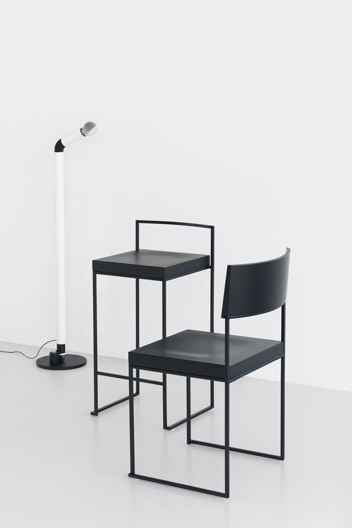 Schwarzer Cubo Barhocker und Stuhl La Palma mit minimalistischem Design und Metallgestell. Moderne Sitzmöbel für Küche oder Bar.