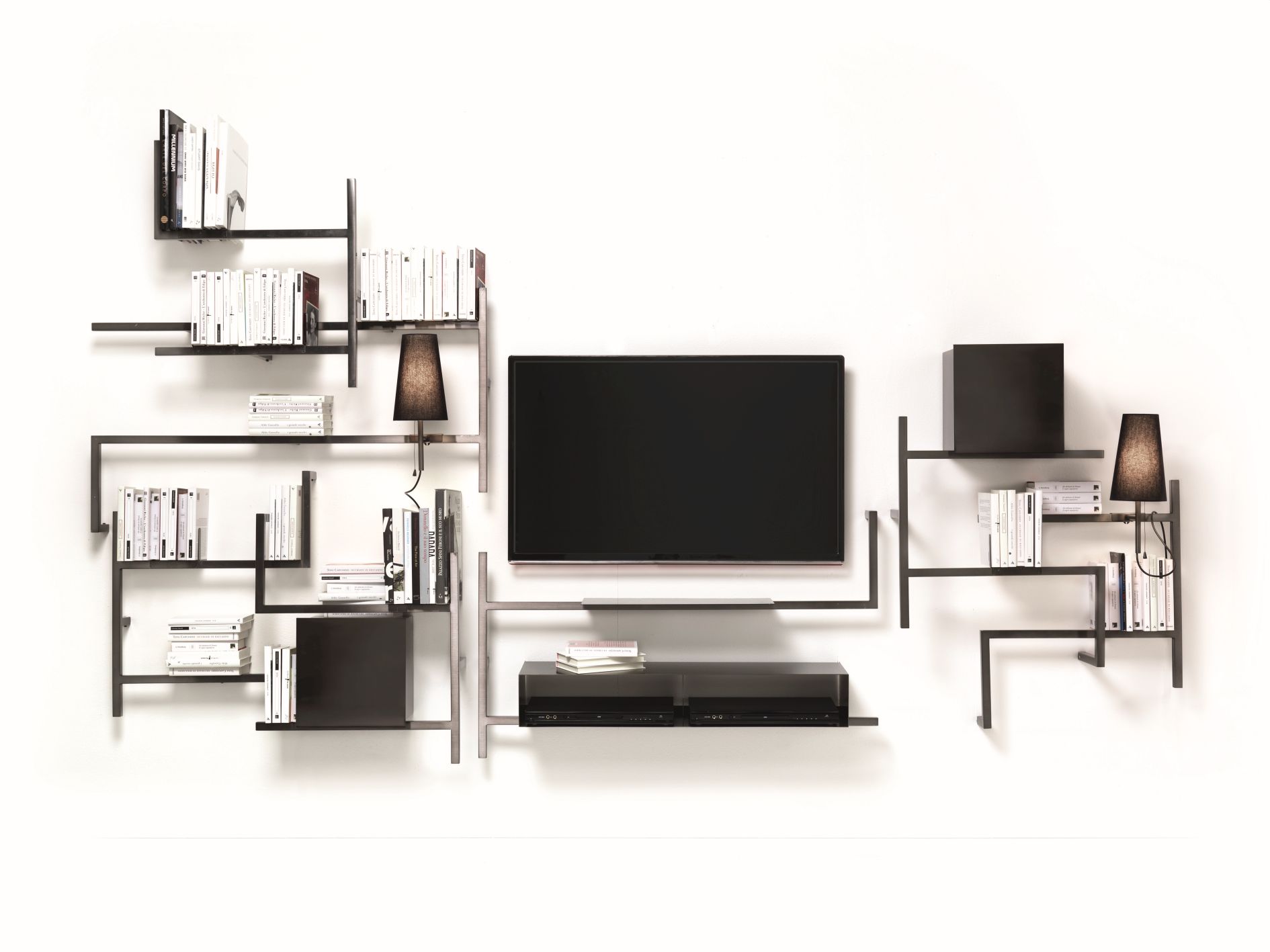 Antologia Wandregal von Mogg, modernes modulares Regalsystem in Schwarz mit TV und Dekoration an weißer Wand.