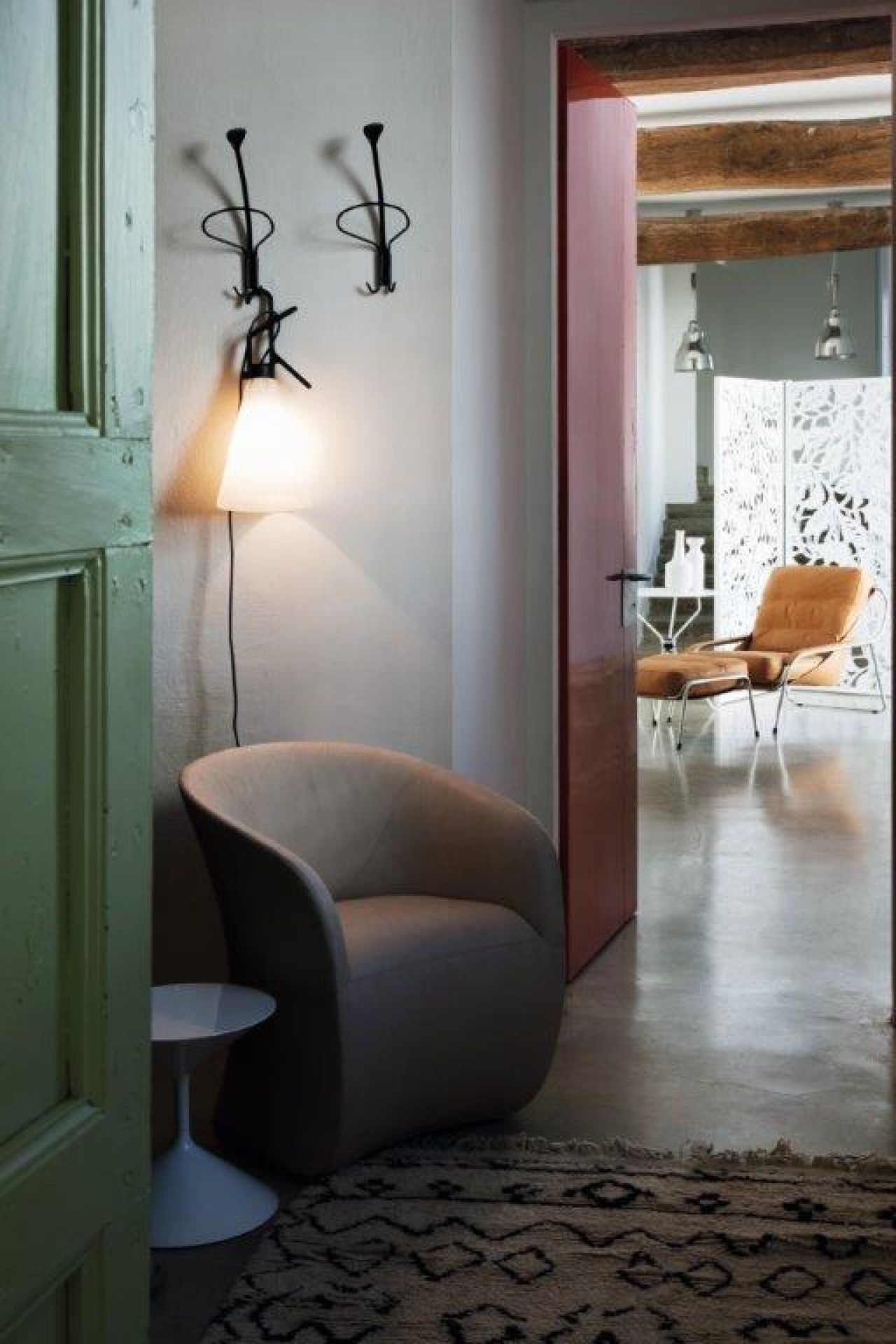 Calla Sessel von Zanotta, ein moderner Ledersessel in beigem Farbton im Interieur.
