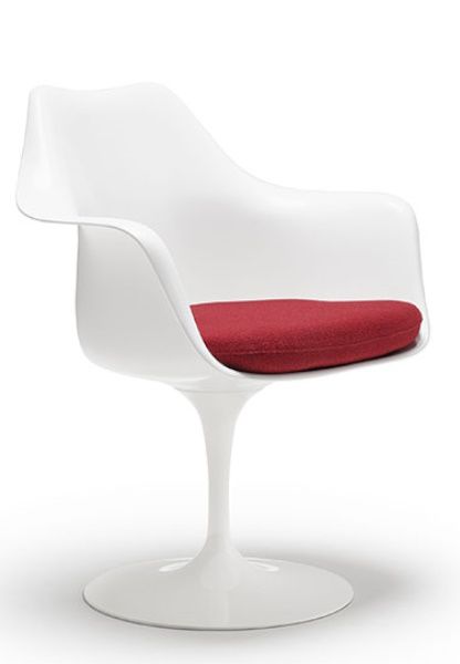 Weißer Tulpen Armlehnstuhl von Knoll International mit rotem Sitzkissen, drehbar und modernem Design.