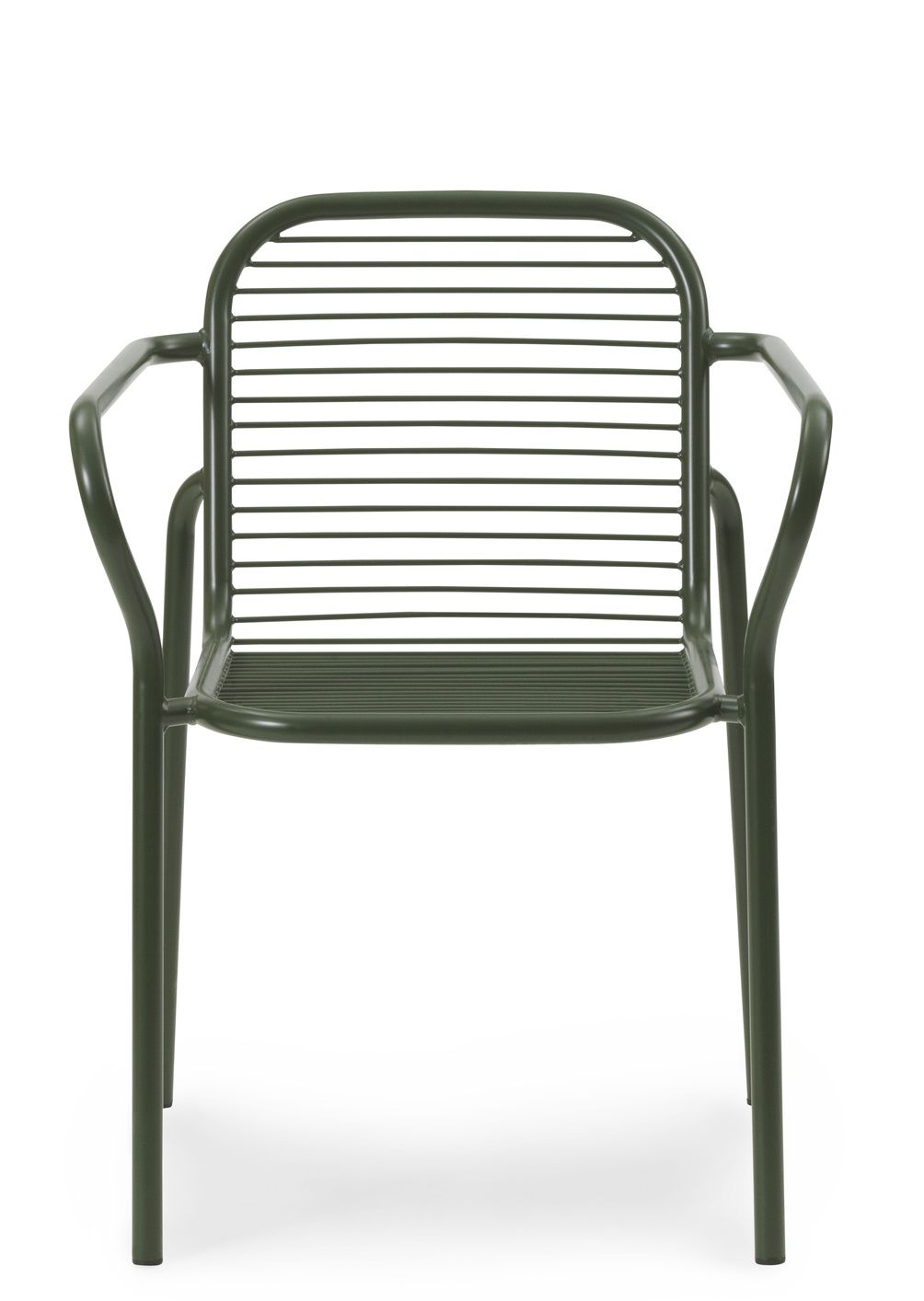 Vorderansicht des grünen Vig Armchair Armlehnstuhls von Normann Copenhagen, geeignet für den Außenbereich.