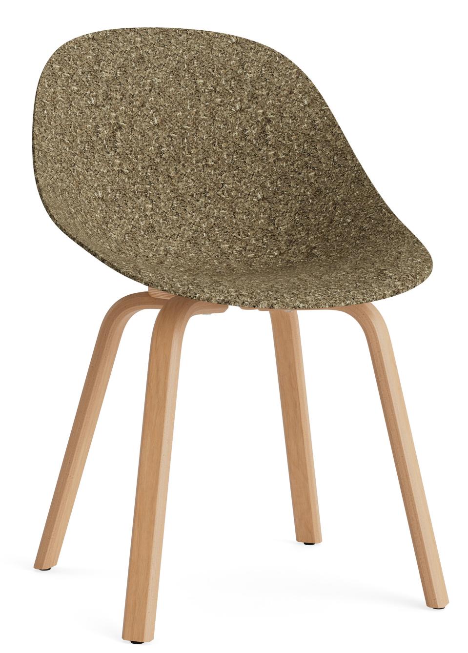 Normann Copenhagen Mat Chair Wood Stuhl mit brauner Sitzschale und hellem Holzgestell.