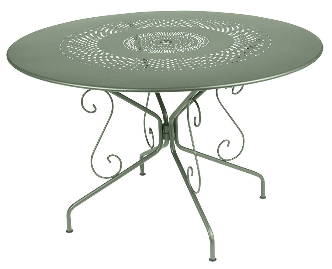 Montmartre Gartentisch von Fermob, runder Outdoor-Tisch aus Metall in Grün mit Lochmuster auf der Tischplatte.