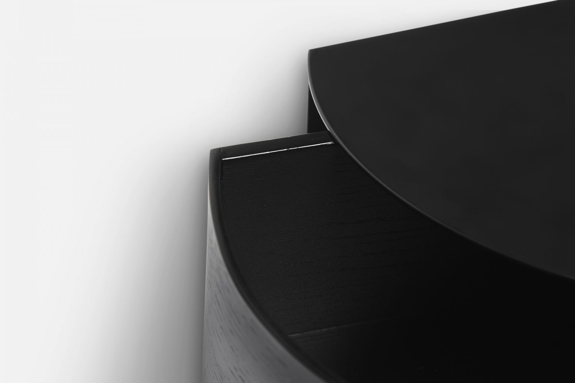 Detailaufnahme des Wallie Wandschubladen Regals von Woud in Schwarz, modernes Design für stilvolle Wandaufbewahrung.