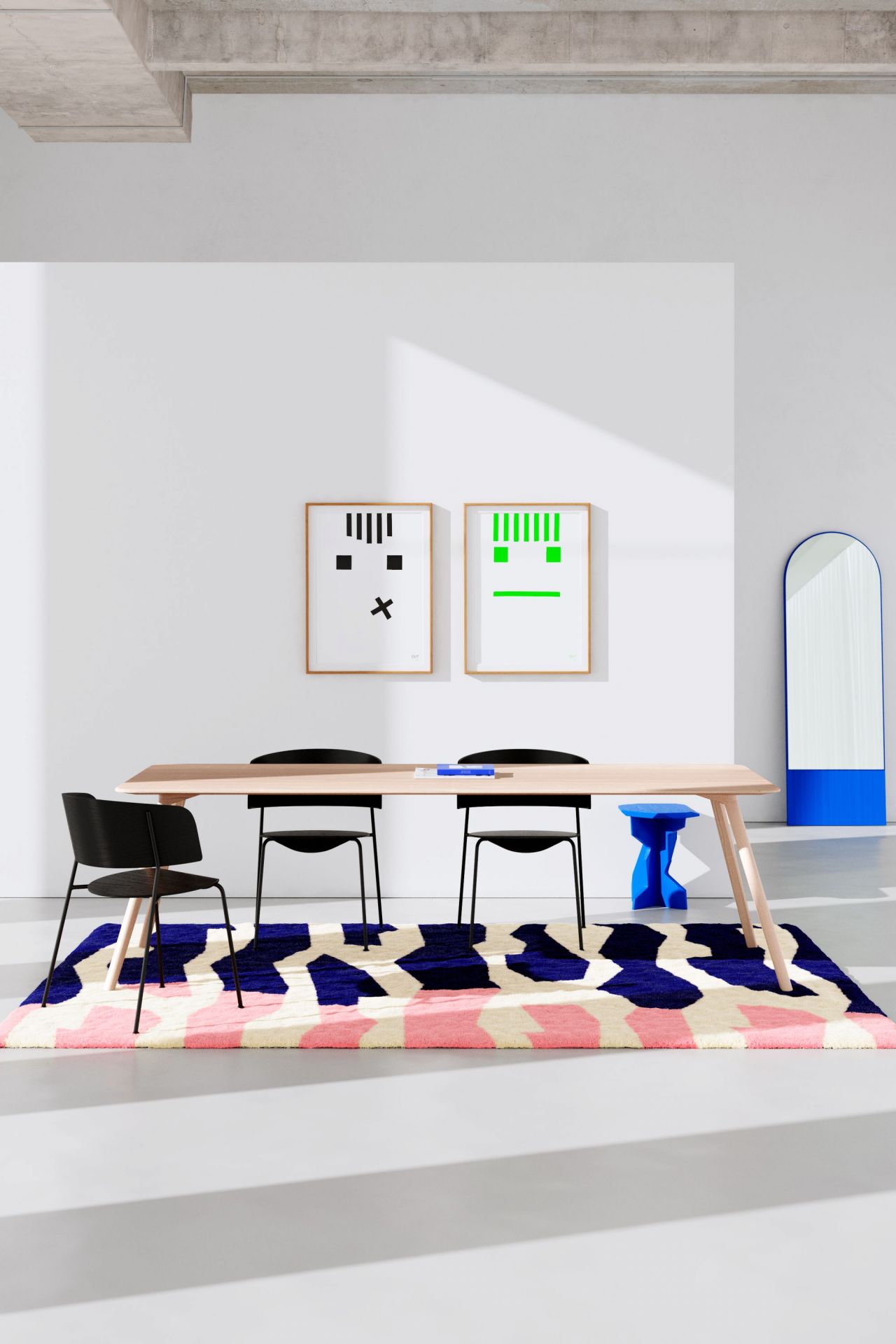 FELS Hocker Esche Out im modernen Esszimmer mit Teppich und Stühlen.