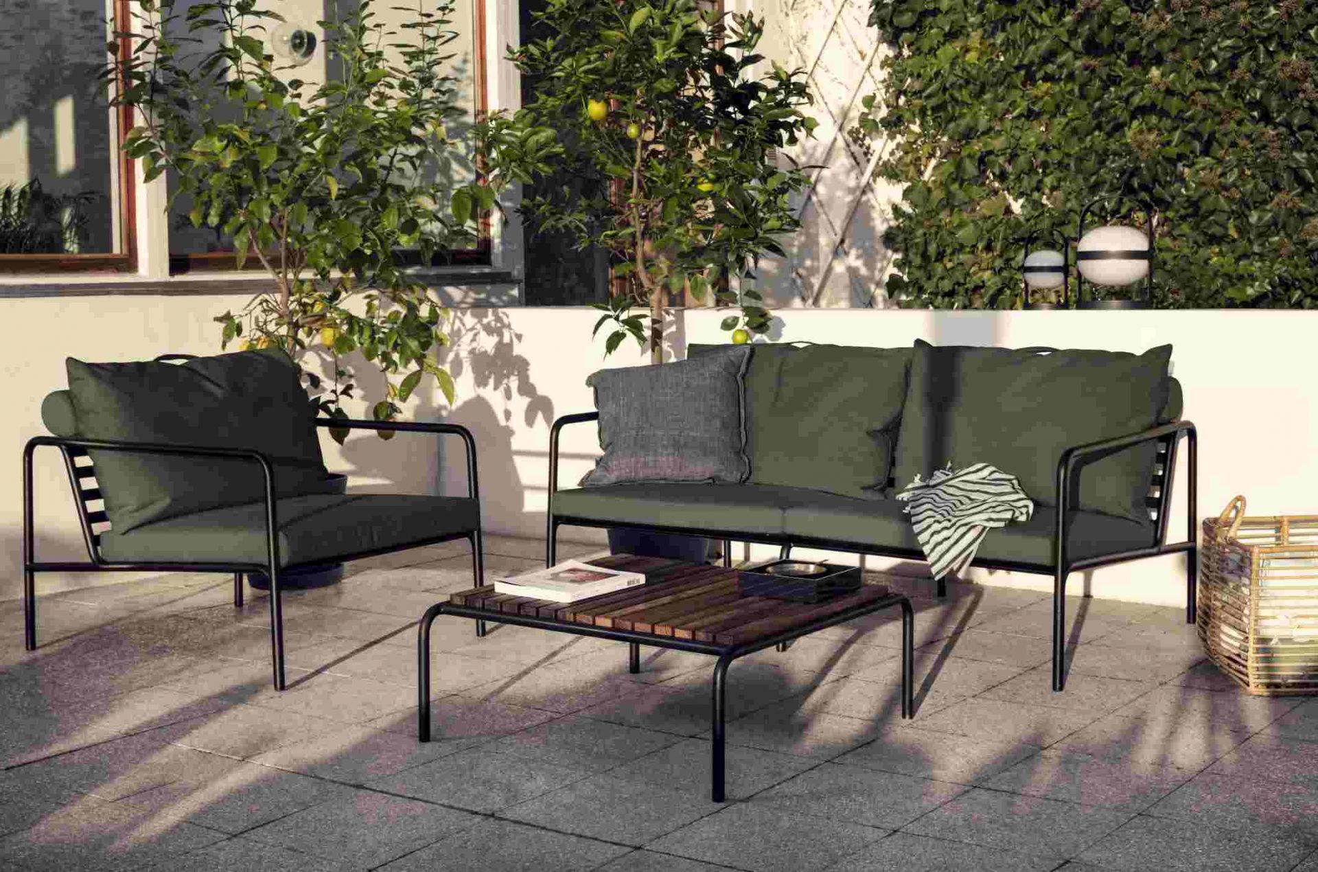 Avon Lounge Table Outdoor Tisch von Houe mit Sofa und Sessel auf einer Terrasse.