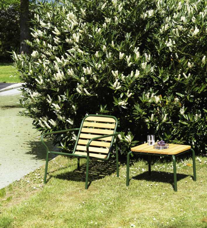 Normann Copenhagen Vig Table Outdoor 55x45 cm und passender Stuhl im Garten, Tisch mit Getränk.