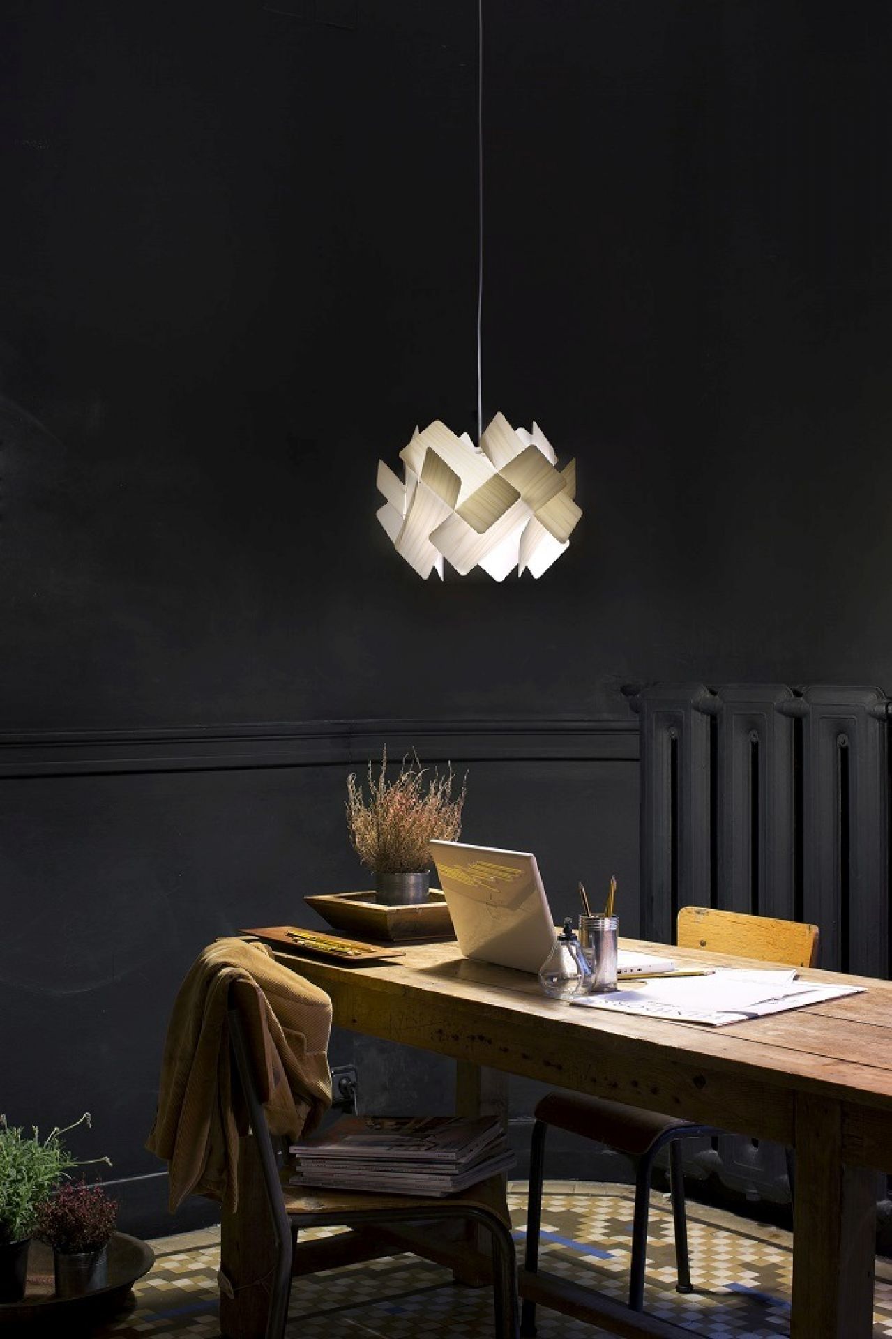 Nahaufnahme der Escape LED Pendelleuchte von LZF Lamps über einem rustikalen Holztisch in Szene gesetzt.