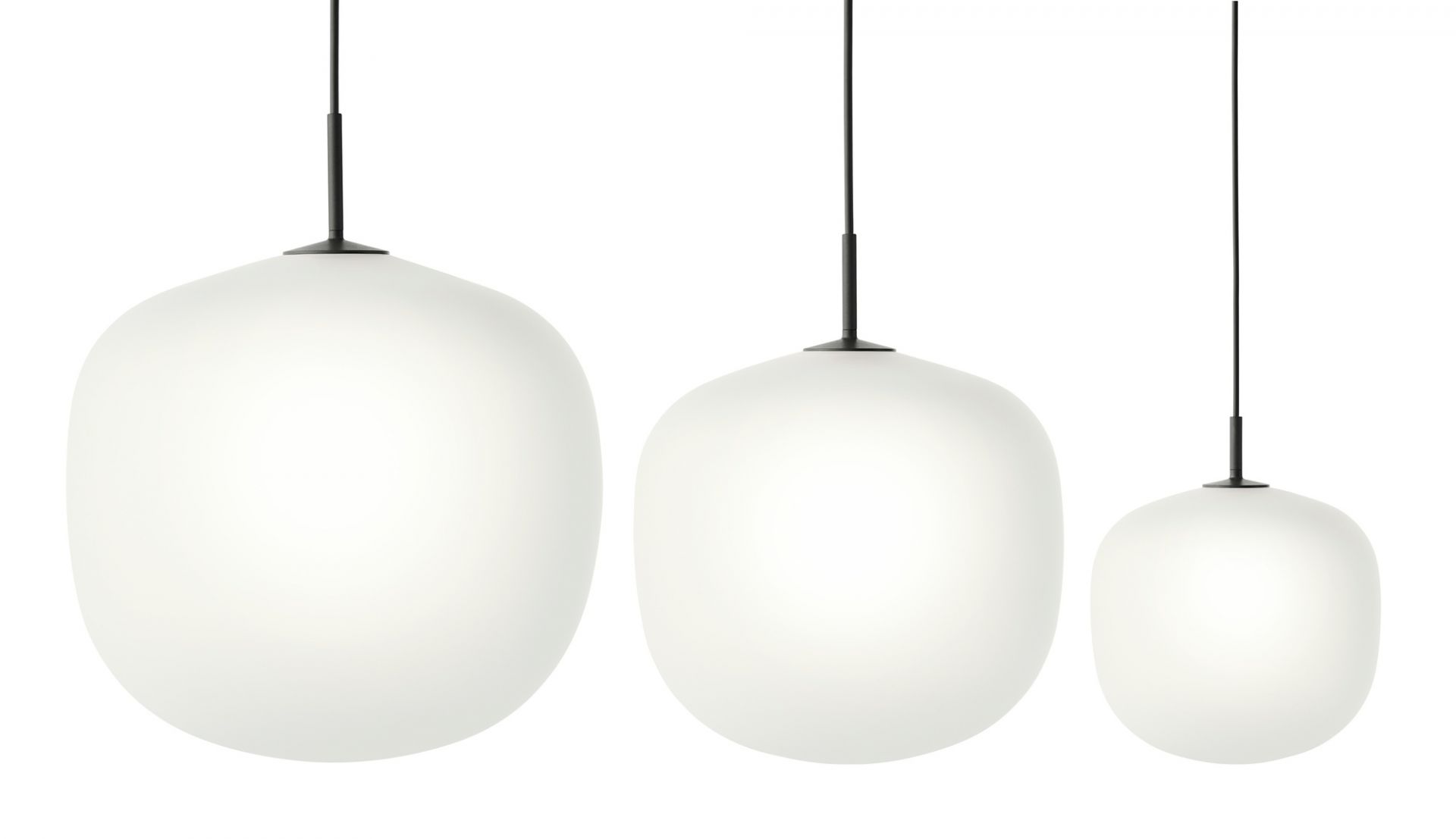 Drei graue Rime Pendelleuchten von Muuto in verschiedenen Größen hängen vor einem weißen Hintergrund.