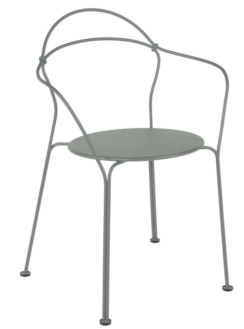 Airloop Bridge Sessel von Fermob für den Außenbereich, moderner Metallstuhl in Moosgrau.