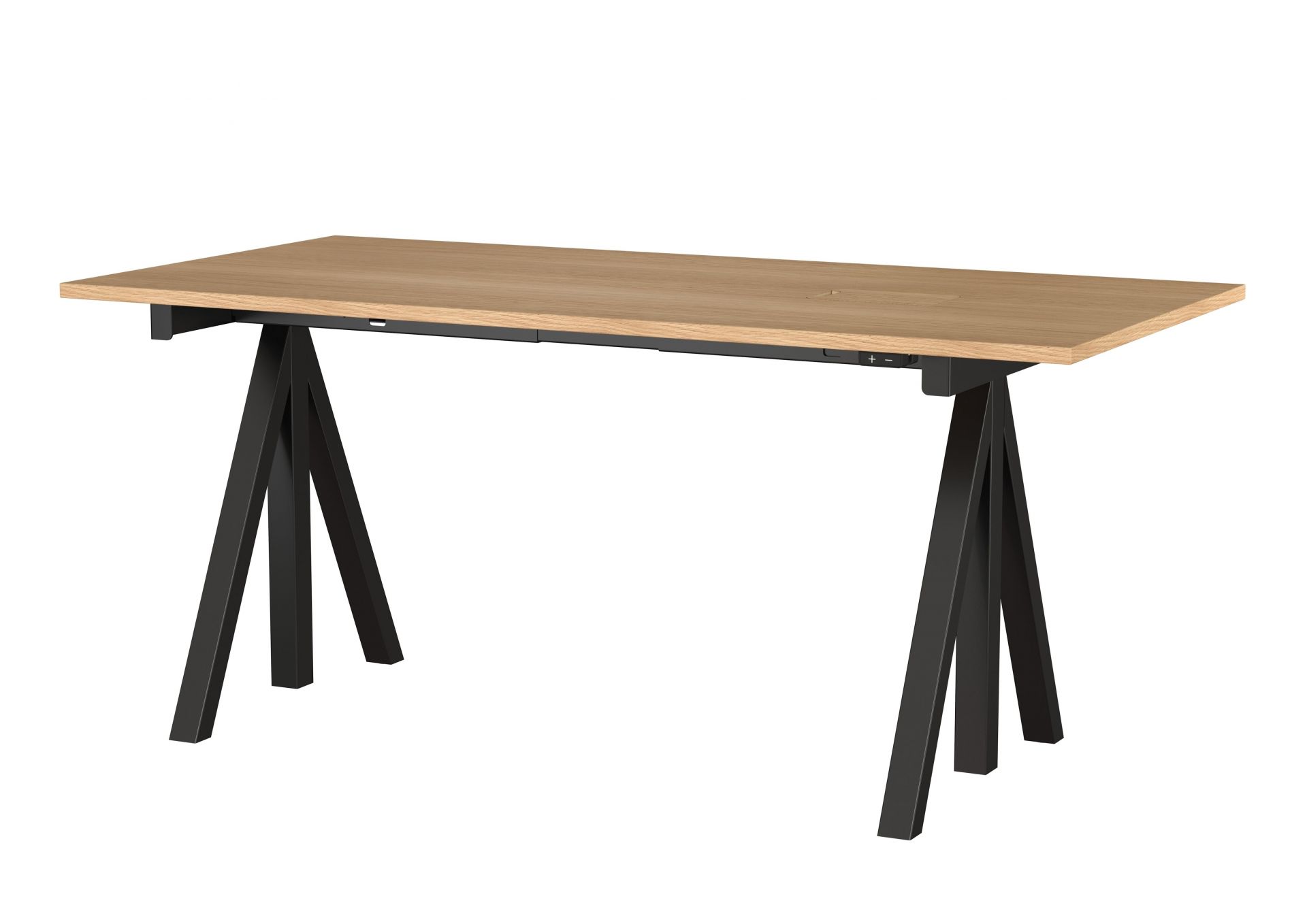 Works Schreibtisch von String Furniture, höhenverstellbar, B160cm, mit hellem Holz und schwarzem Gestell.