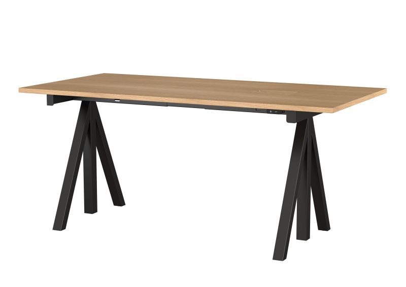 Works Schreibtisch von String Furniture, höhenverstellbar, B160cm, mit hellem Holz und schwarzem Gestell.