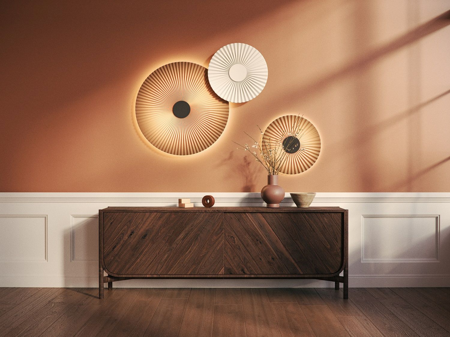 Carmen Wandleuchte 90 cm Hart an Wand über Sideboard, indirekte Beleuchtung im Wohnzimmer.