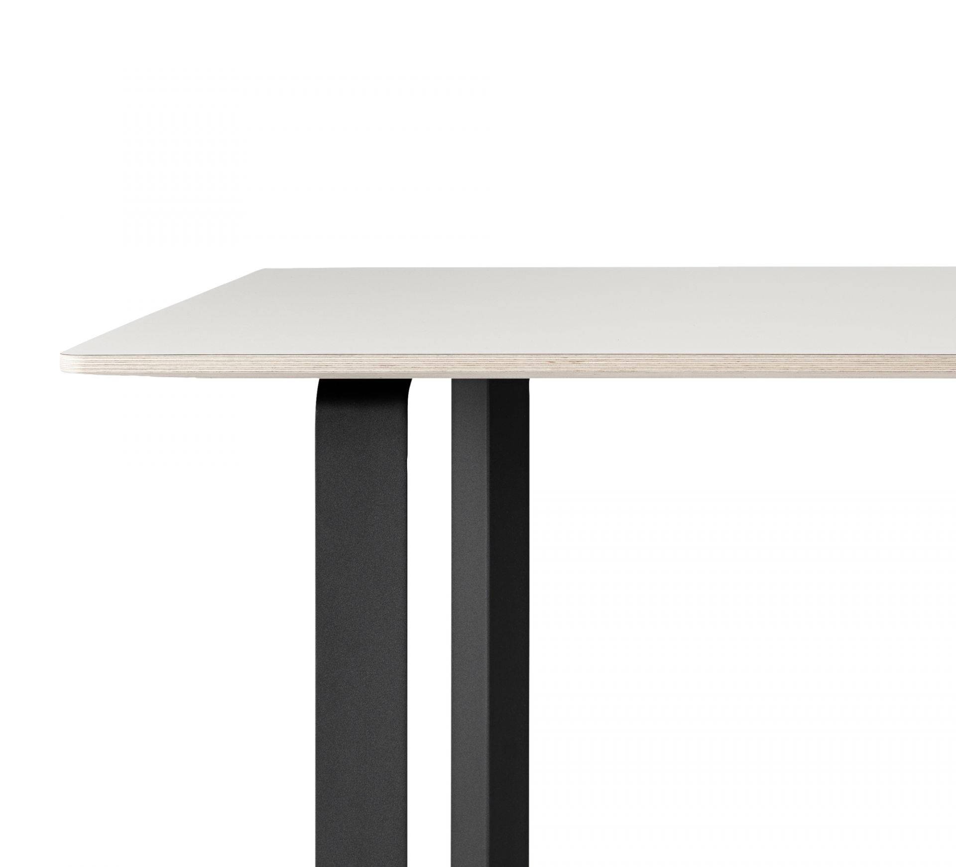 Detailaufnahme des Muuto 70/70 Tisches mit weißer Tischplatte und schwarzen Beinen. Moderner Design Tisch.