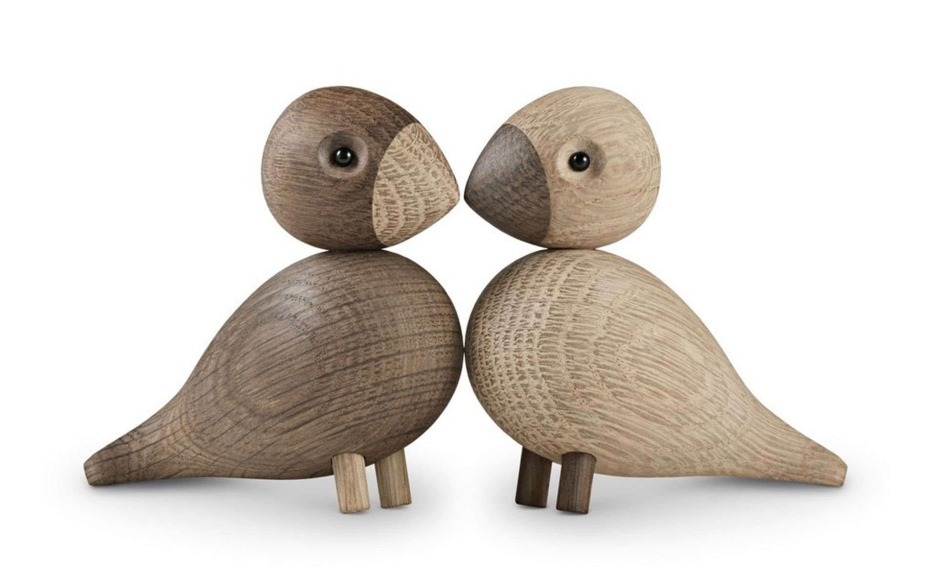 Kay Bojesen Lovebirds Holzfiguren, zwei dekorative Holzvögel in hellen und dunklen Farbtönen, die sich liebevoll zuwenden.