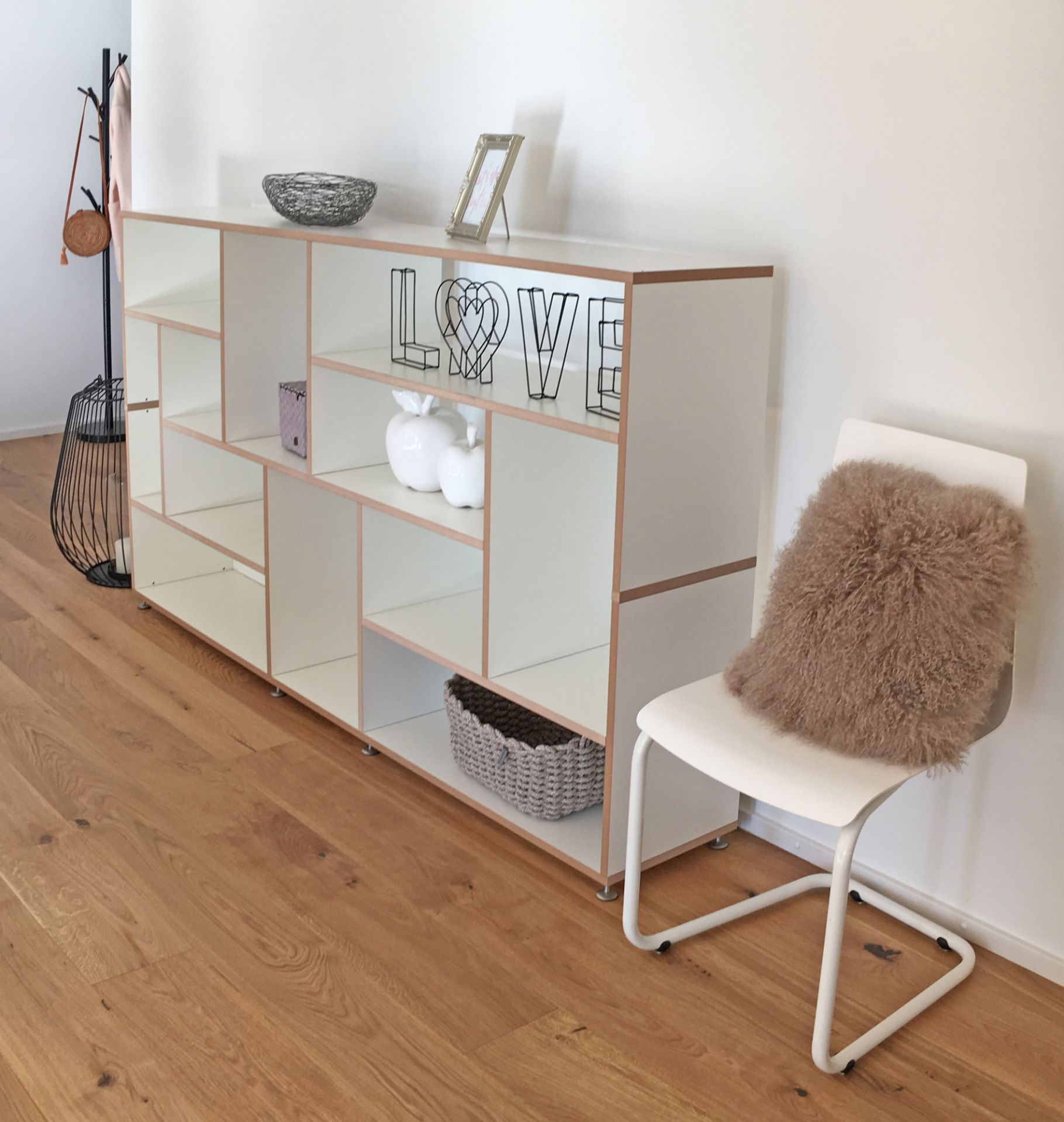 Hanibal Sideboard von Tojo, weißes Regal mit Fächern für Wohnzimmer und Büro.