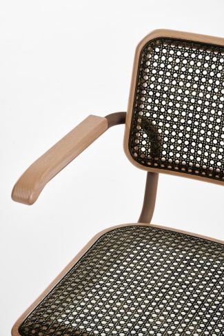 Detailaufnahme des Thonet S 64 V Freischwingers mit Stahlrohrgestell, Holzarmlehnen und Wiener Geflecht.