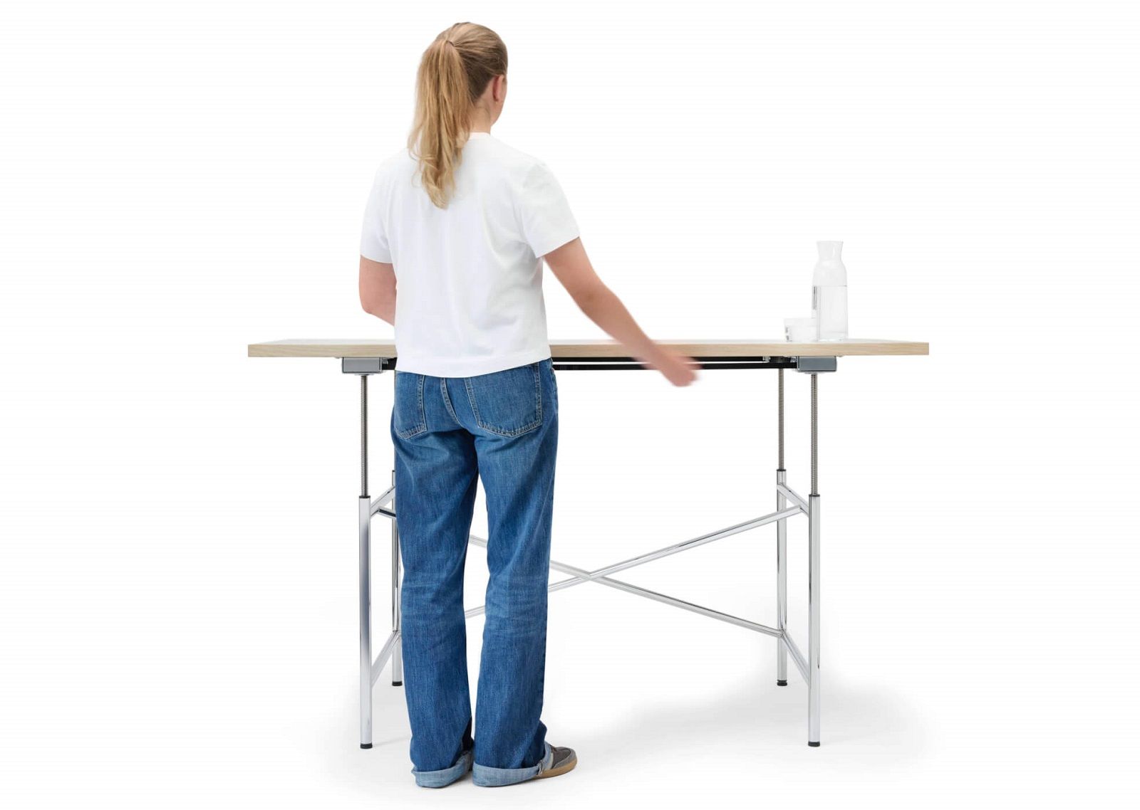 Eiermann Tisch mit mechanischer Höhenverstellung von Richard Lampert, Frau stellt Tischhöhe ein.
