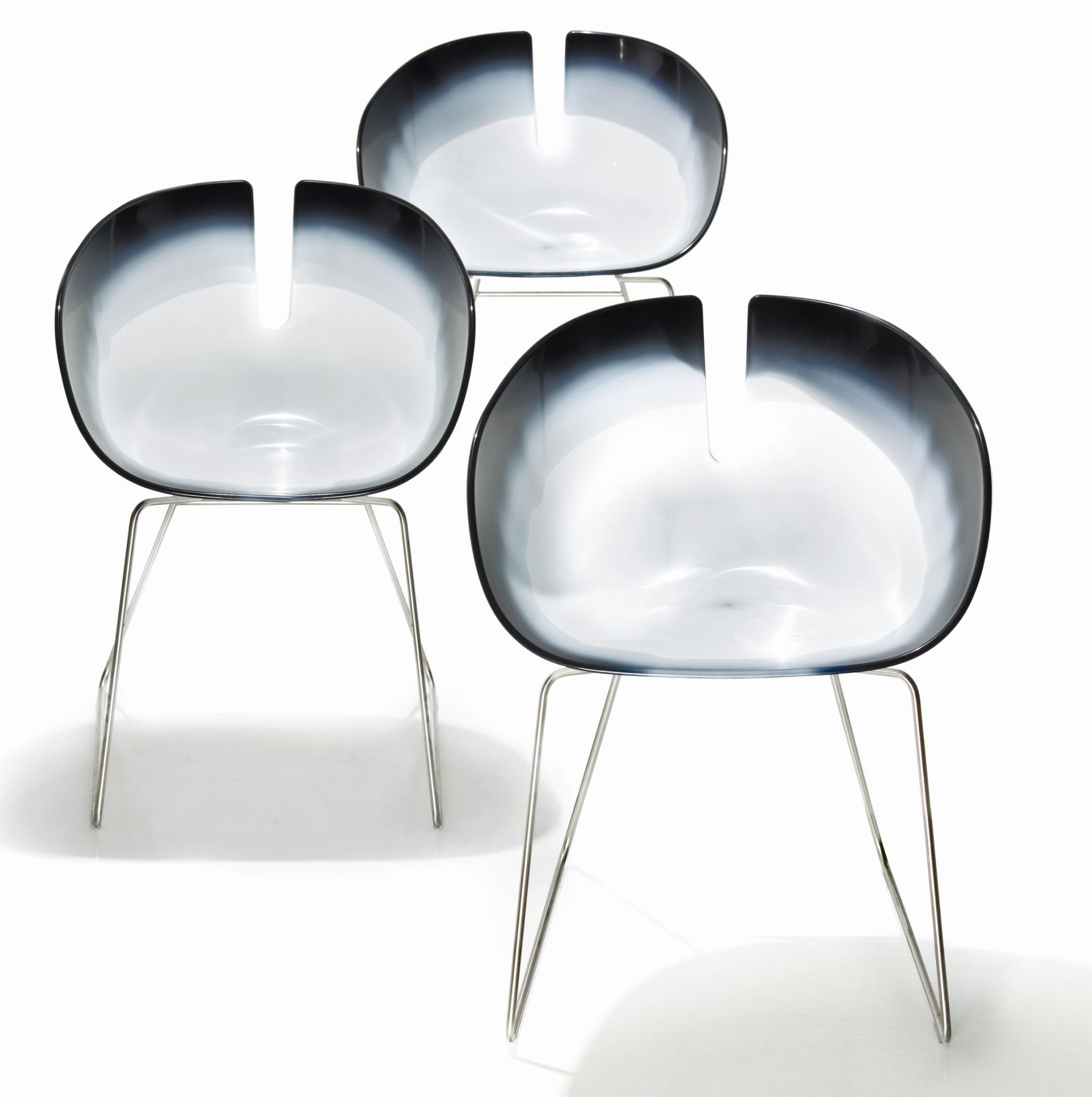 Drei moderne Fjord Stühle von Moroso mit transparenten Sitzen und filigranen Metallbeinen.