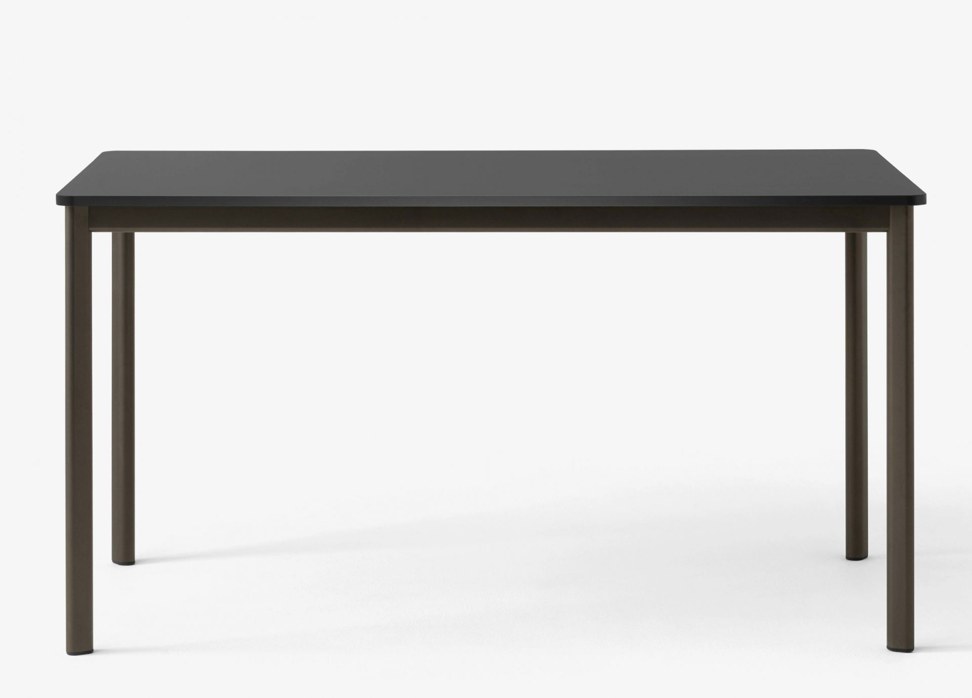 AndTradition Drip Table HW58 mit rechteckiger, anthrazitfarbener Tischplatte und braunem Metallgestell für Esszimmer und Büro.
