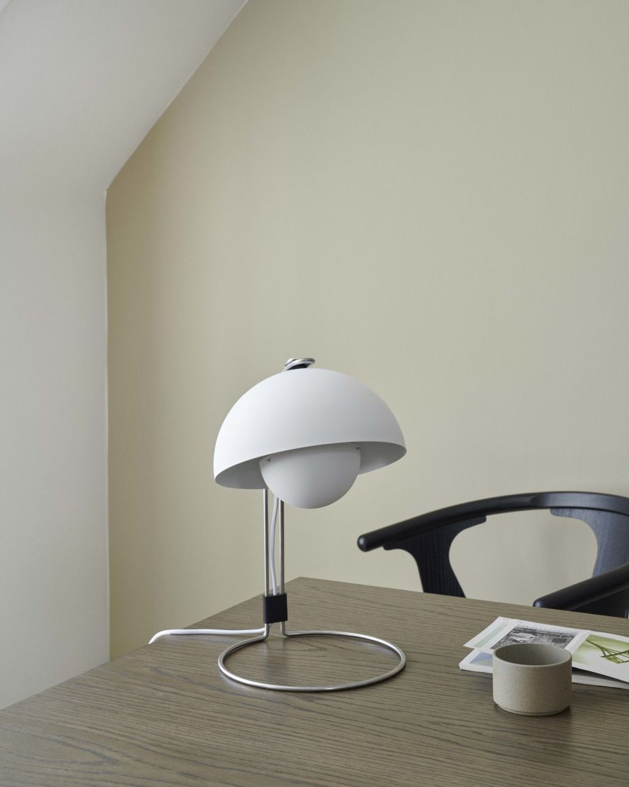 Weiße FlowerPot Tischleuchte von AndTradition auf einem Schreibtisch, modernes Design für Wohnzimmer und Büro.