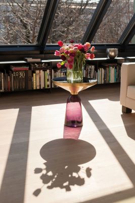 Nahaufnahme des Classicon Bell Table Beistelltisches mit lila Glasfuß und Blumenstrauß im Wohnzimmer.