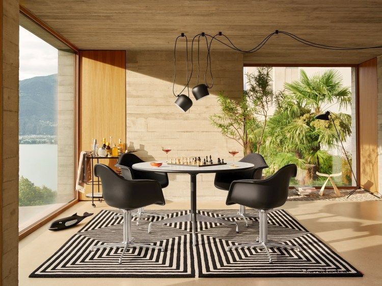 Eames House Whale Skulptur aus Esche von Vitra in modernem Wohnraum mit Schachbrett.