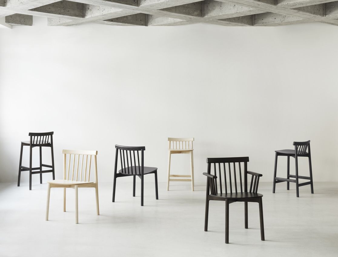 Verschiedene Pind Chair Stühle von Normann Copenhagen in Schwarz und Naturholz vor weißem Hintergrund.
