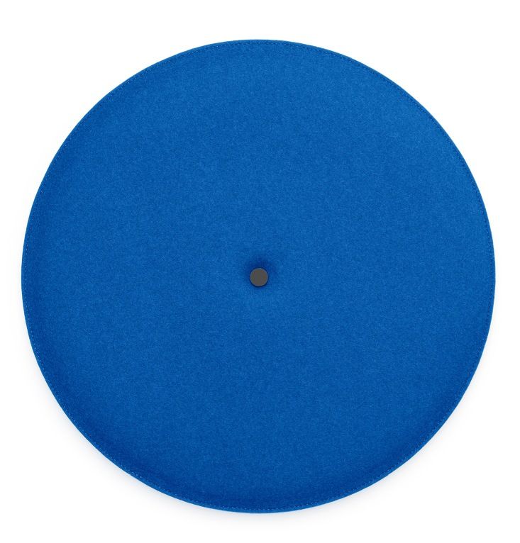 Blaues, rundes HEY-SIGN Akustik Wandelement Spot zur Schallabsorption und Wandgestaltung im Büro oder Wohnraum.