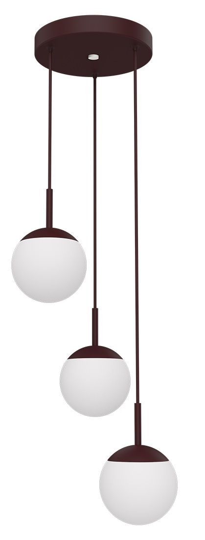 Mooon Pendelleuchte von Fermob mit drei runden, weißen Lampenschirmen und bordeauxroten Details.