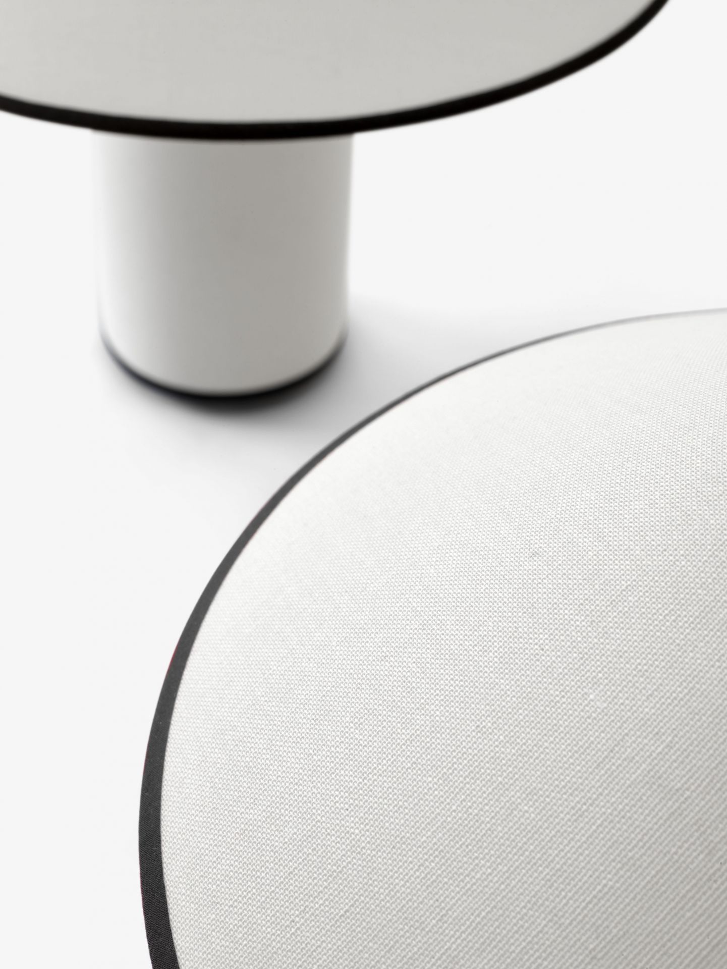 Detailaufnahme der AndTradition ATD6 Colette Tischleuchte mit weißem Schirm und schwarzer Umrandung, modernes Design.