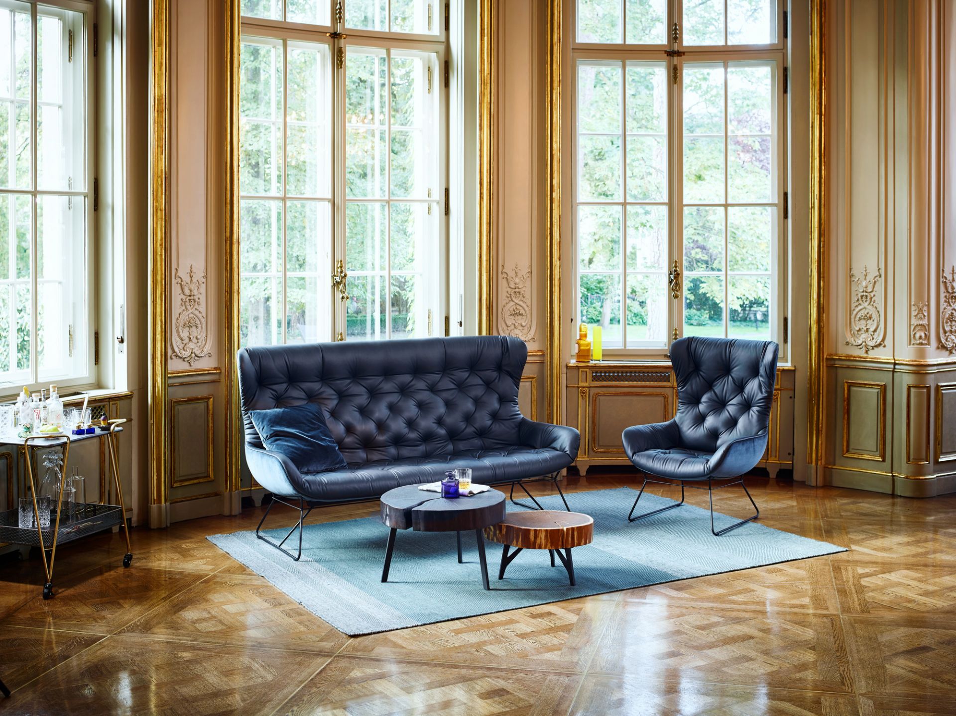 Elegante Leya Wingback Couch und Sessel von Freifrau Manufaktur in stilvollem Interieur. Designermöbel für Wohnzimmer.