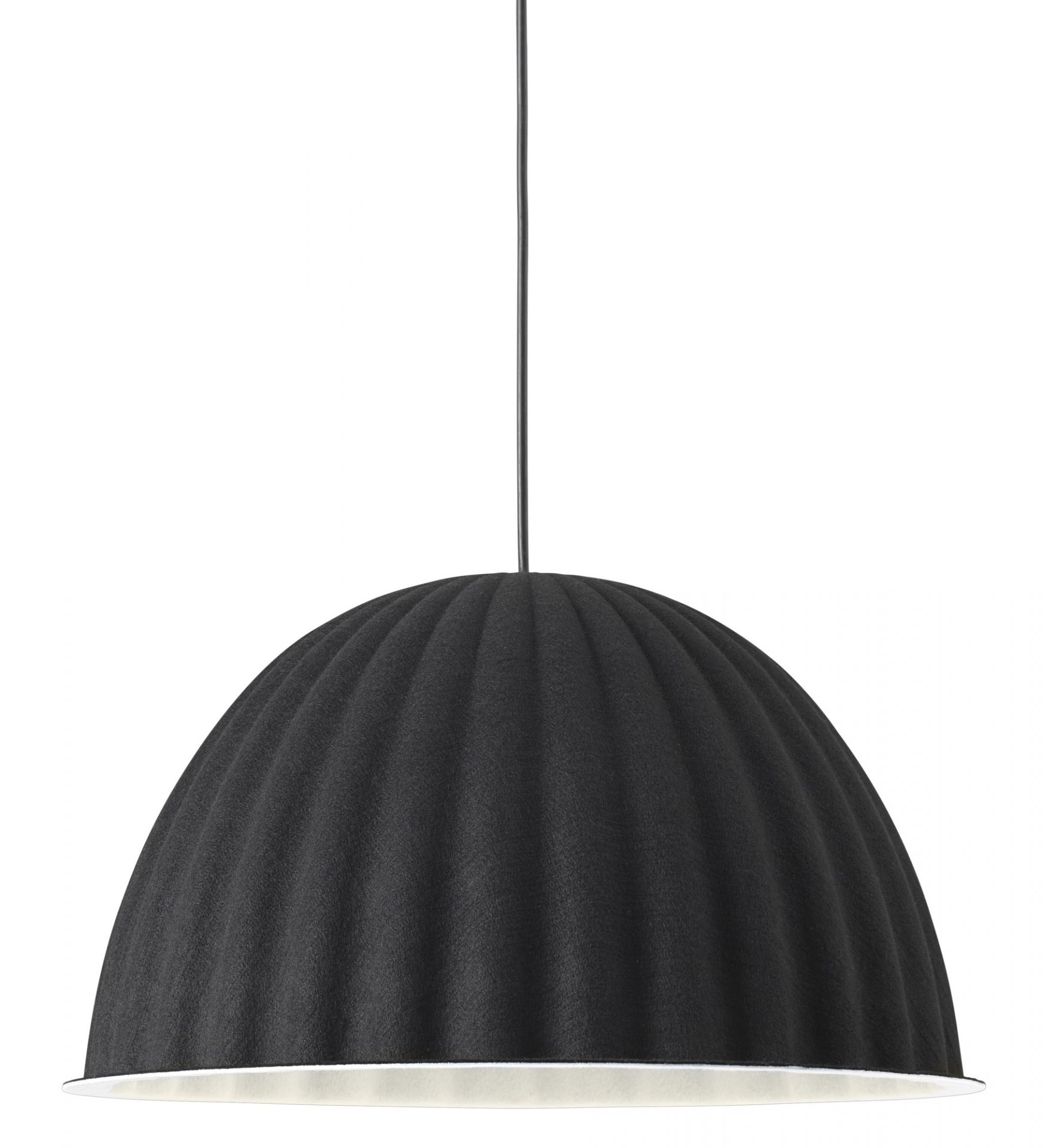 Nahaufnahme der schwarzen Muuto Under The Bell Pendelleuchte 55, moderne Wohnzimmerlampe mit Textiloberfläche.