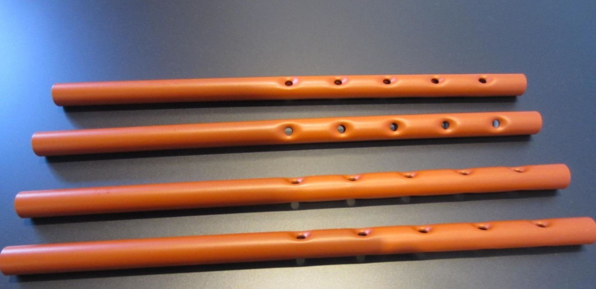 Verlängerungsstäbe Set aus Stahl für Eiermann Tischgestelle in Weiß (RAL 9010) – Detailansicht.