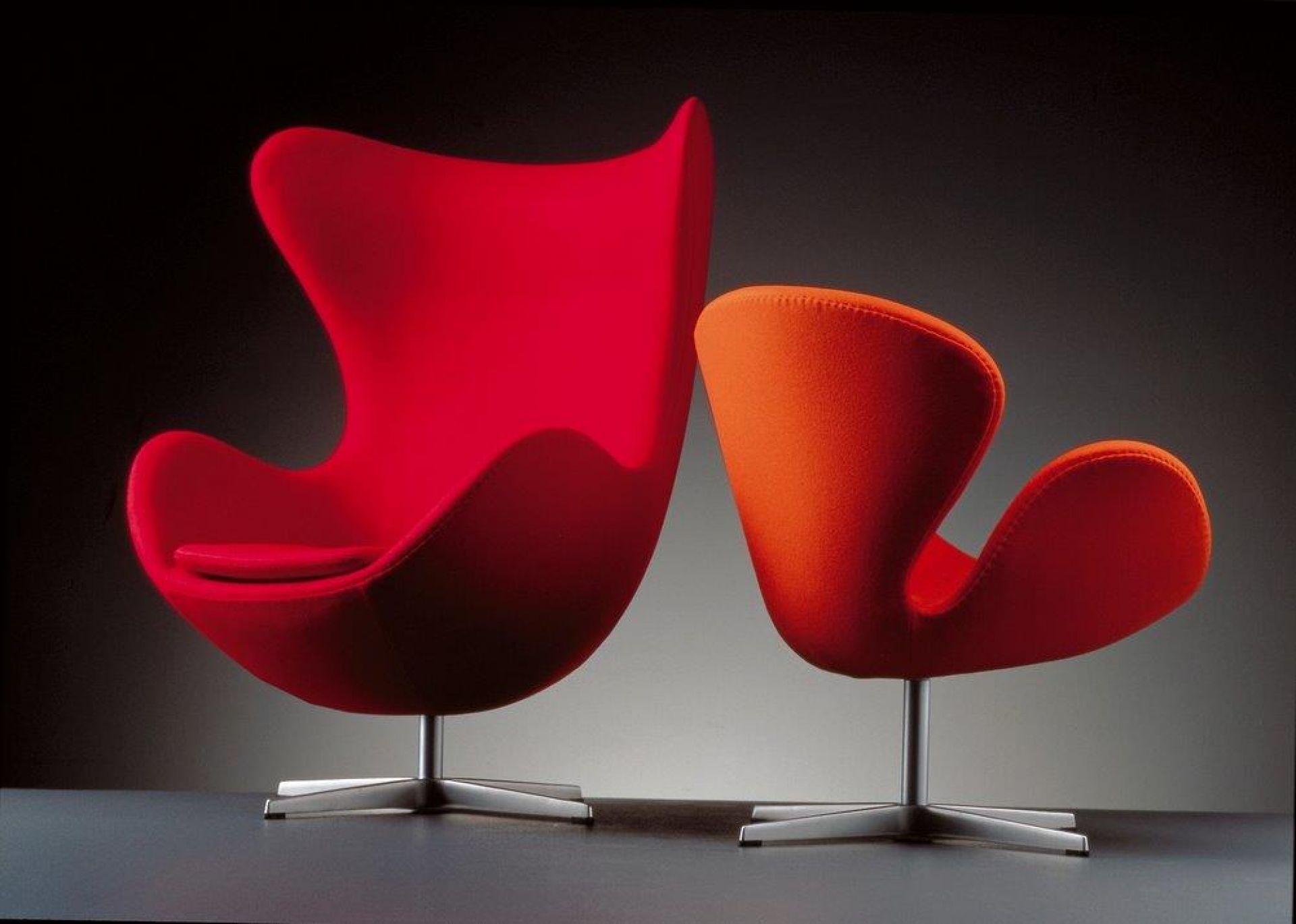 Roter und oranger Egg Chair Sessel von Fritz Hansen mit Metallfuß.