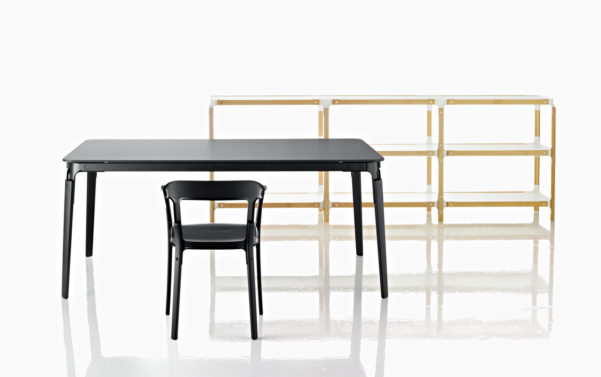 Schwarzer Steelwood Chair Stuhl von Magis, passend zum Esstisch und Regal im Hintergrund.