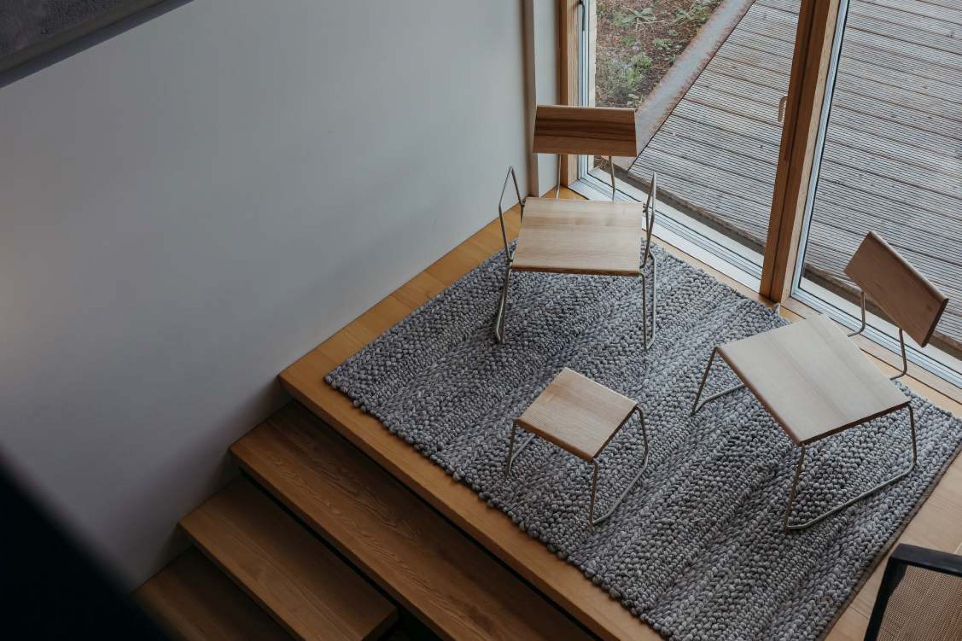 Draufsicht: D:007 Loungechair, Hocker und Tisch von Fuchs & Habicht auf grauem Teppich.
