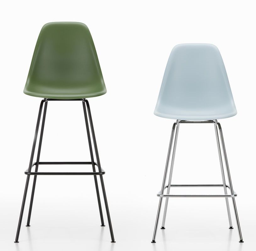 Zwei Vitra Eames Plastic Bar Stools in Grün und Hellblau mit Stahlgestell.