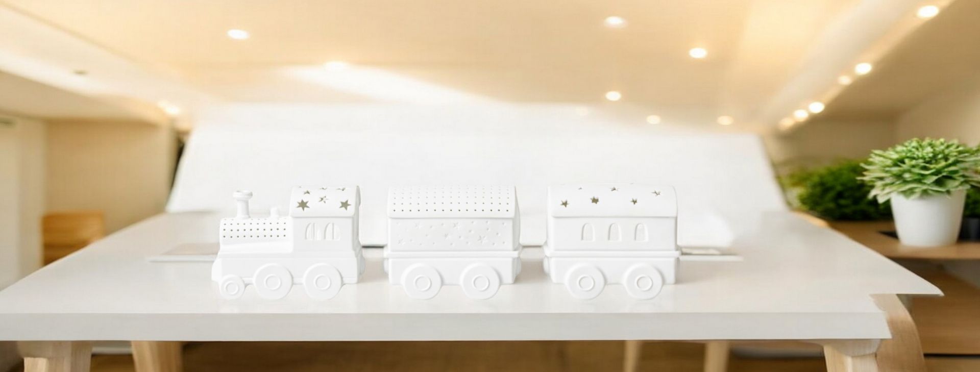 Weißes LED Lichtzug Set von Räder auf einem Tisch, Dekoration für Kinderzimmer.