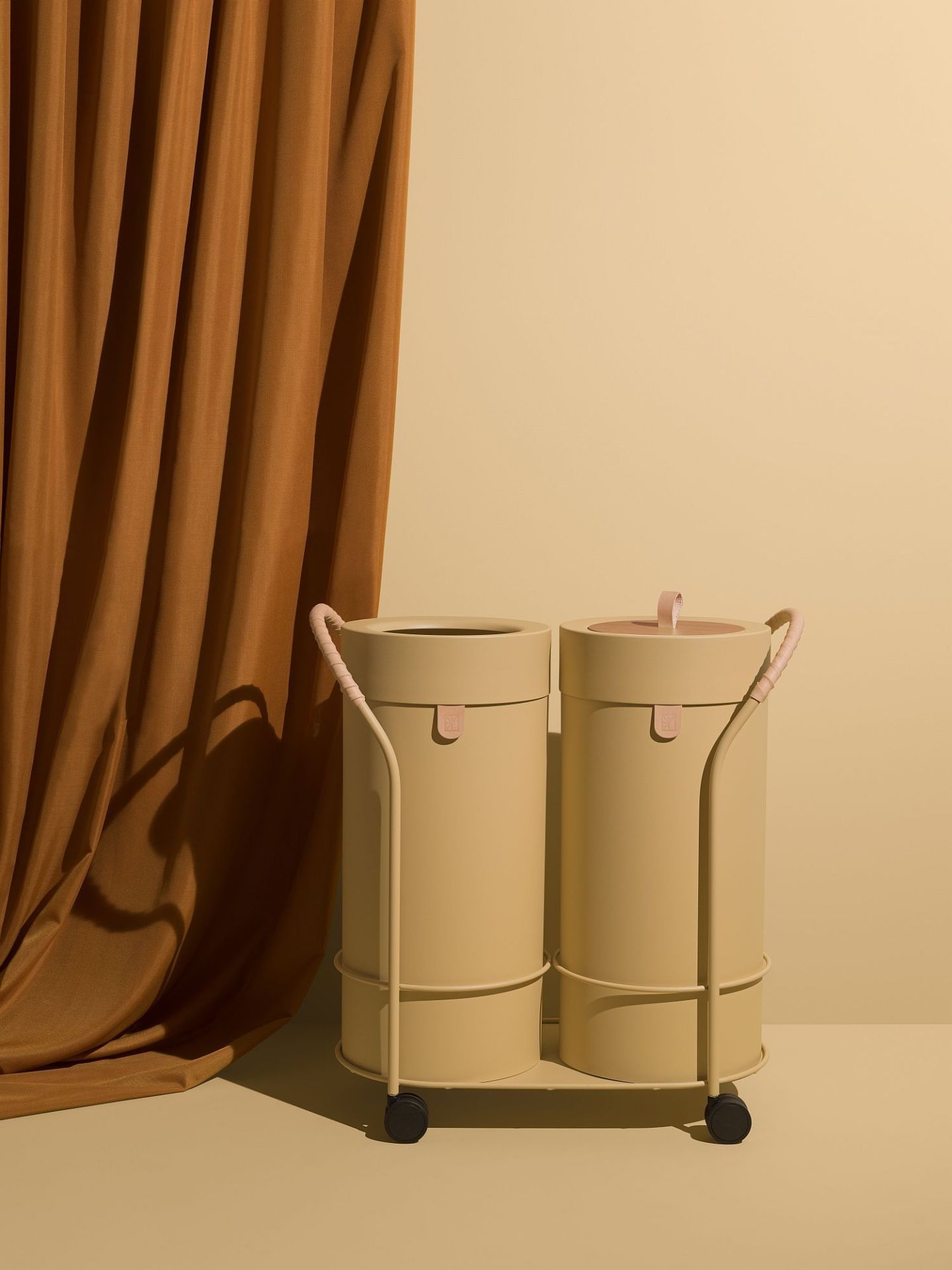 Bin There Mülleimer zur Mülltrennung in Beige mit Rollen und Griffen vor beigem Hintergrund.