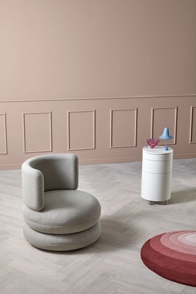 Verpan Easy Chair Sessel in hellgrauem Stoff, runder Sessel mit Armlehne im modernen Wohnzimmer.