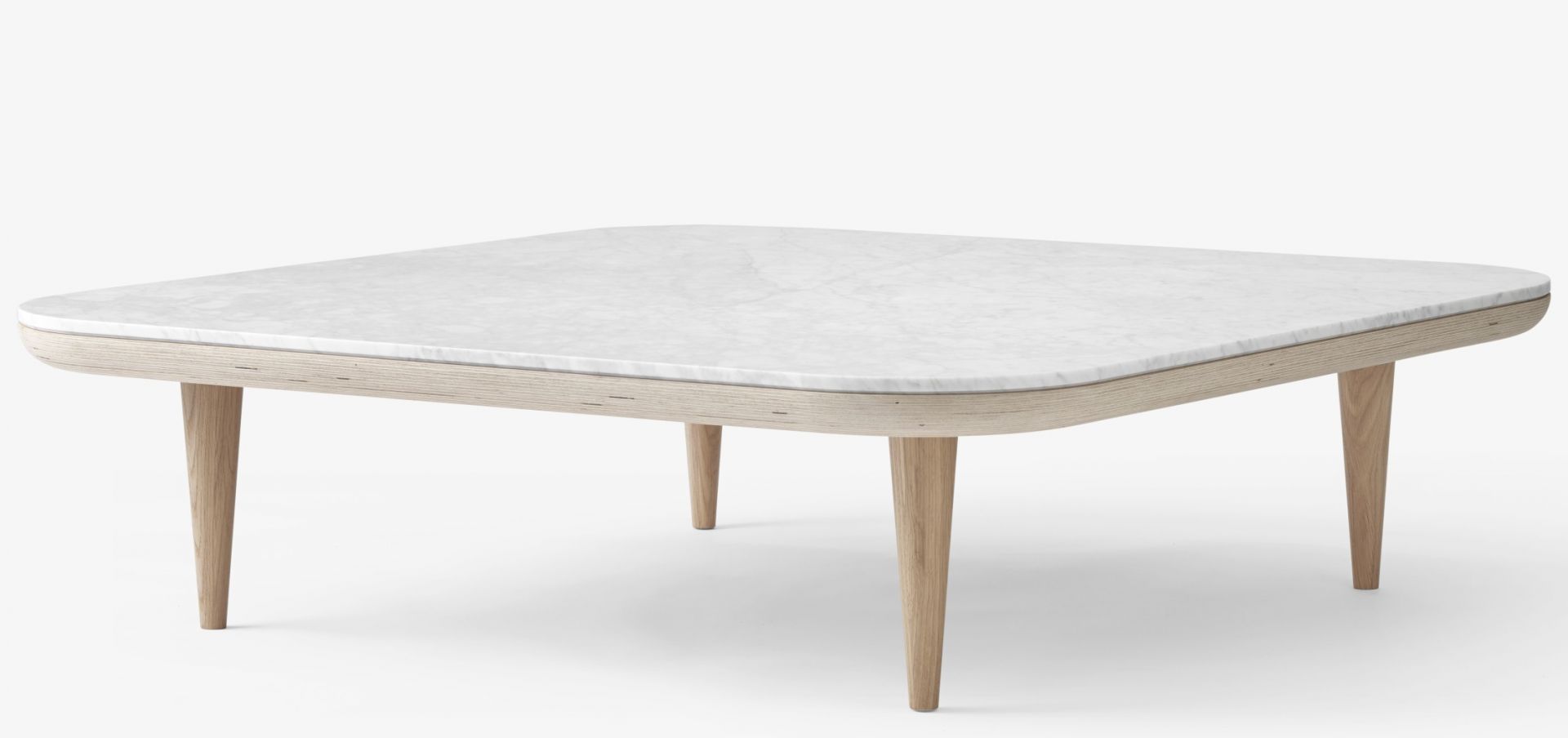 AndTradition Fly Table Couchtisch mit quadratischer Marmorplatte und hellem Holzgestell auf weißem Hintergrund.