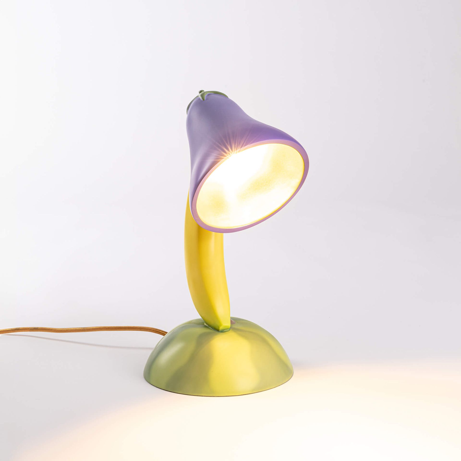 Nahaufnahme der Seletti Vitamin Table Lampe in Aubergine, eine dekorative Tischleuchte im Gemüse-Design.