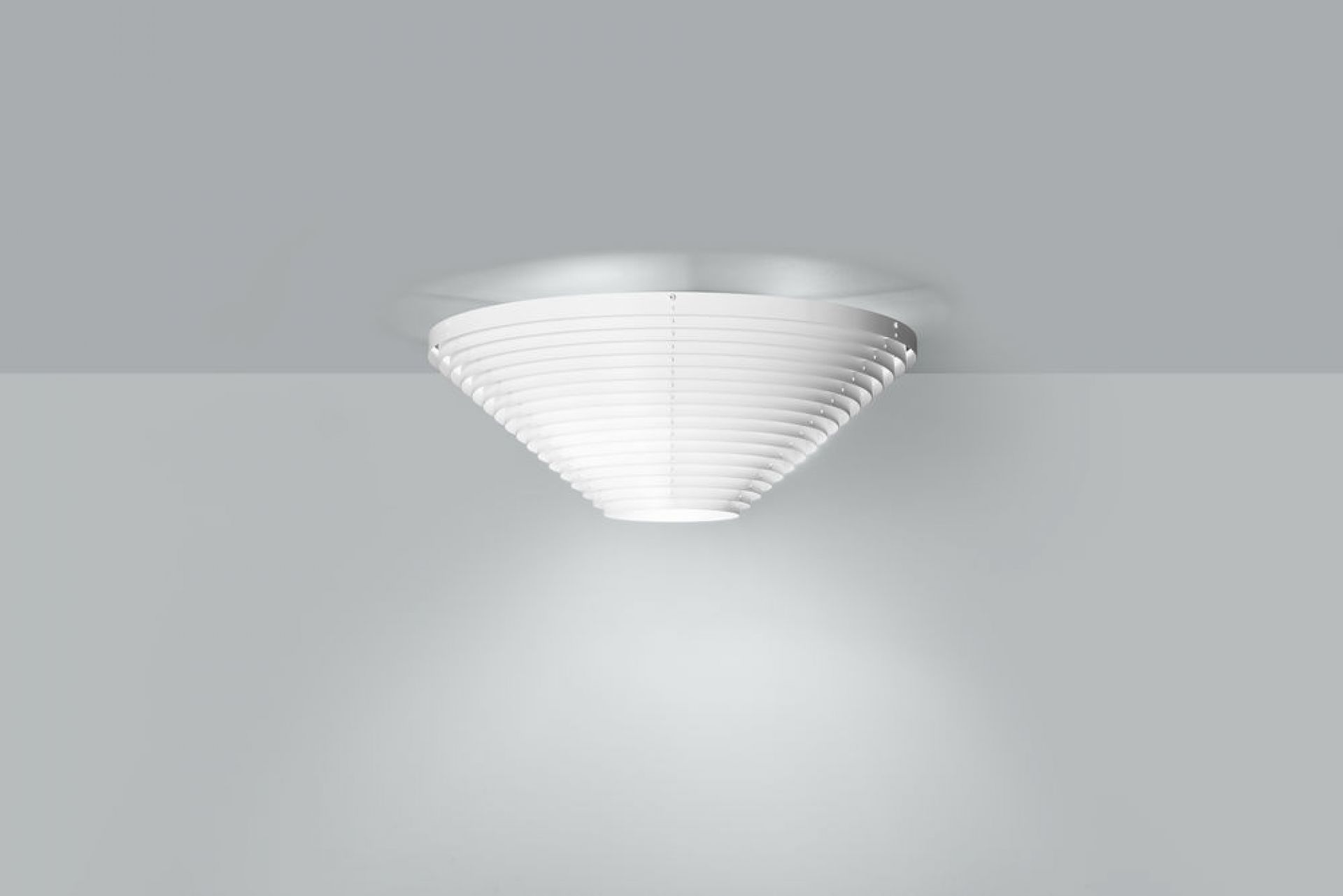 A622B Deckenleuchte von Artek, weiße, kegelförmige Designlampe für die Decke.