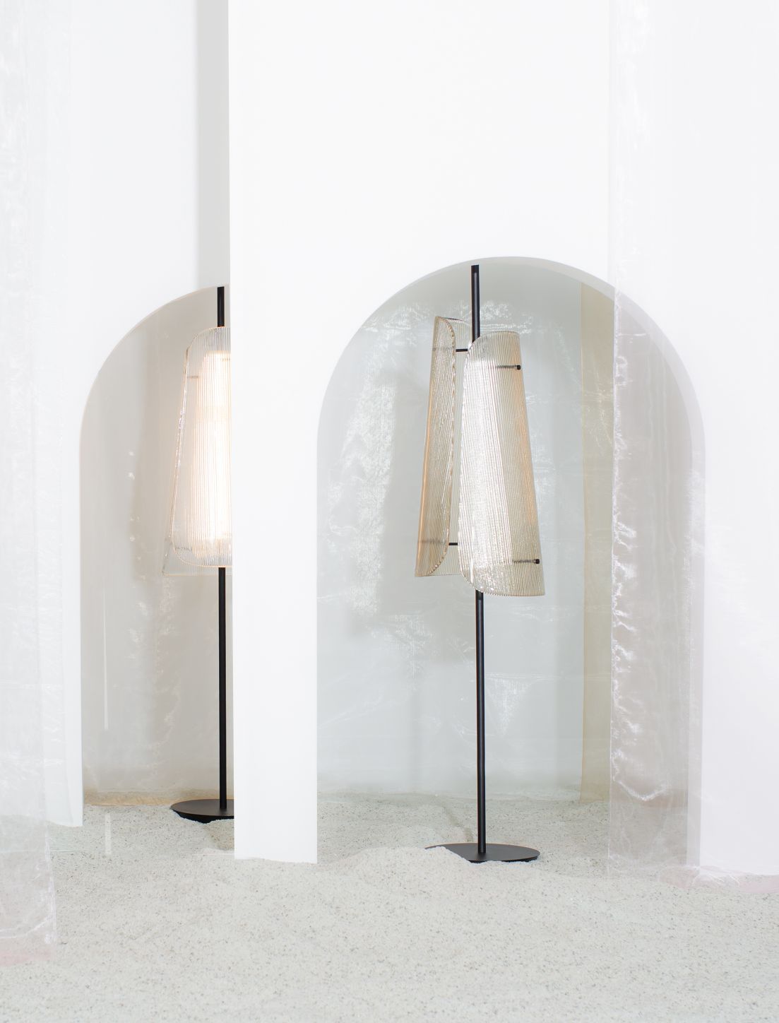 Zwei Bent Stehleuchten in Rauchgrau und Schwarz, moderne LED-Beleuchtung von Pulpo.