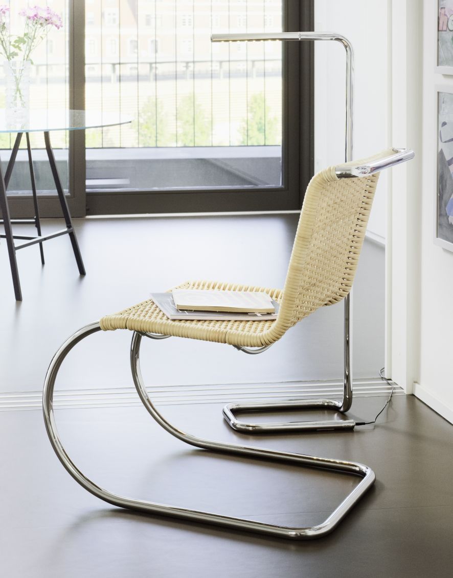 Detailaufnahme: S 533 R Thonet Freischwinger mit Stahlrohrgestell und Wiener Geflecht. Designklassiker für stilvolles Wohnen.