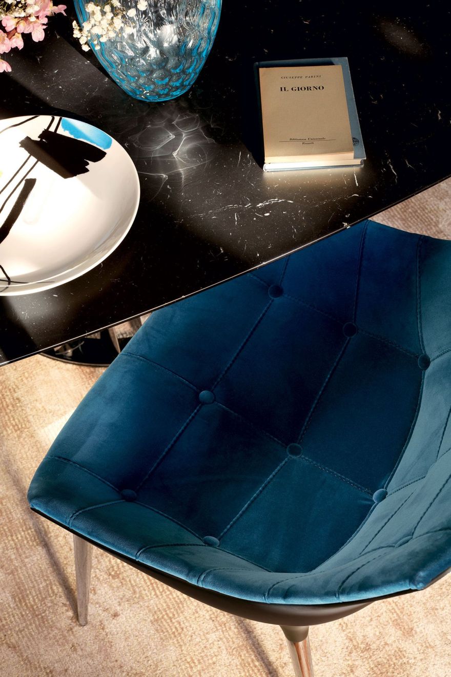 Detailaufnahme: Cassina Boboli Tisch mit schwarzer Marmorplatte und blauem Samtstuhl.