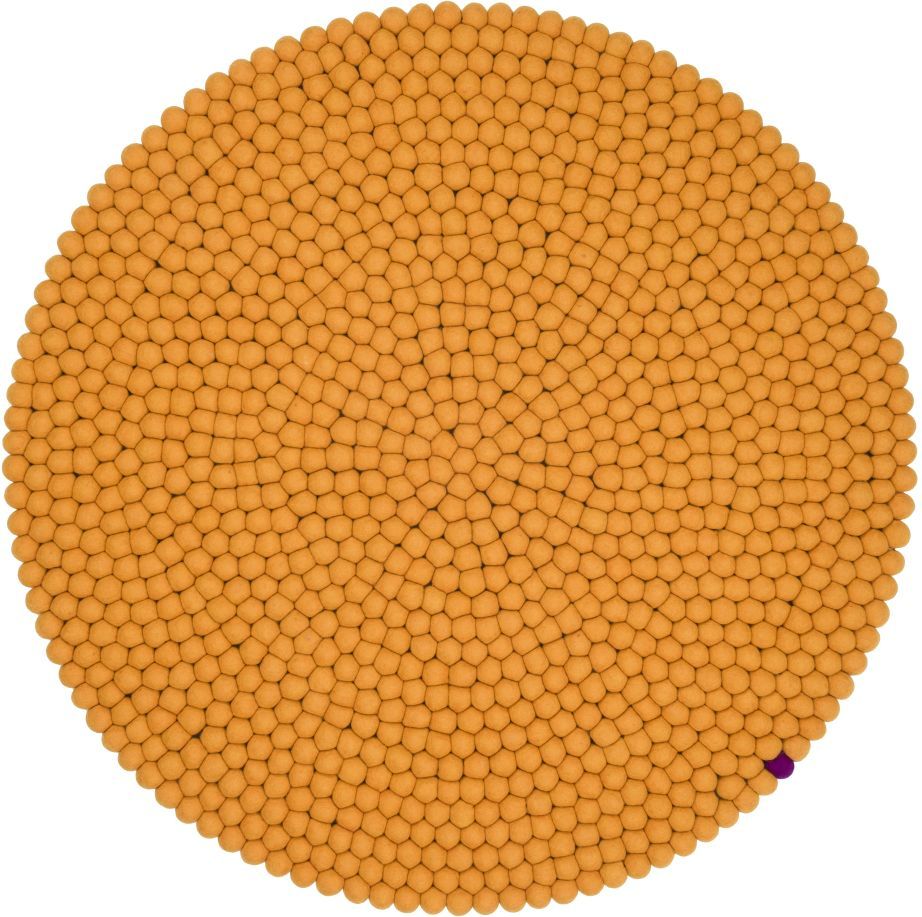 Nahaufnahme des runden, ockerfarbenen myfelt Filzteppichs "Big One" (Ø 160 cm) aus Filzkugeln.