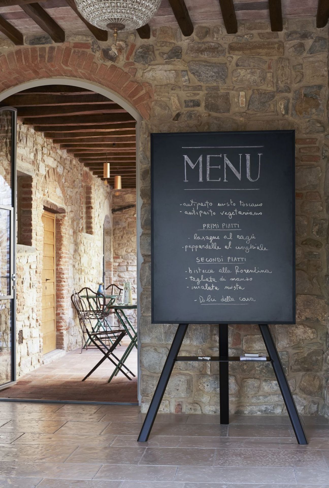 Cartesio Blackboard von Opinion Ciatti: Schwarze Tafel auf Stativ, ideal für Multimedia-Präsentationen.